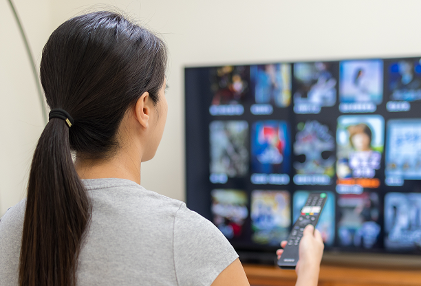 テレビ視聴中の女性